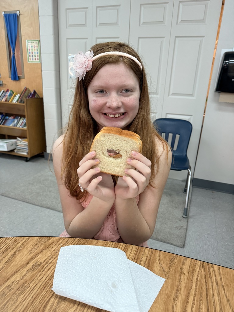 students eating pb&js