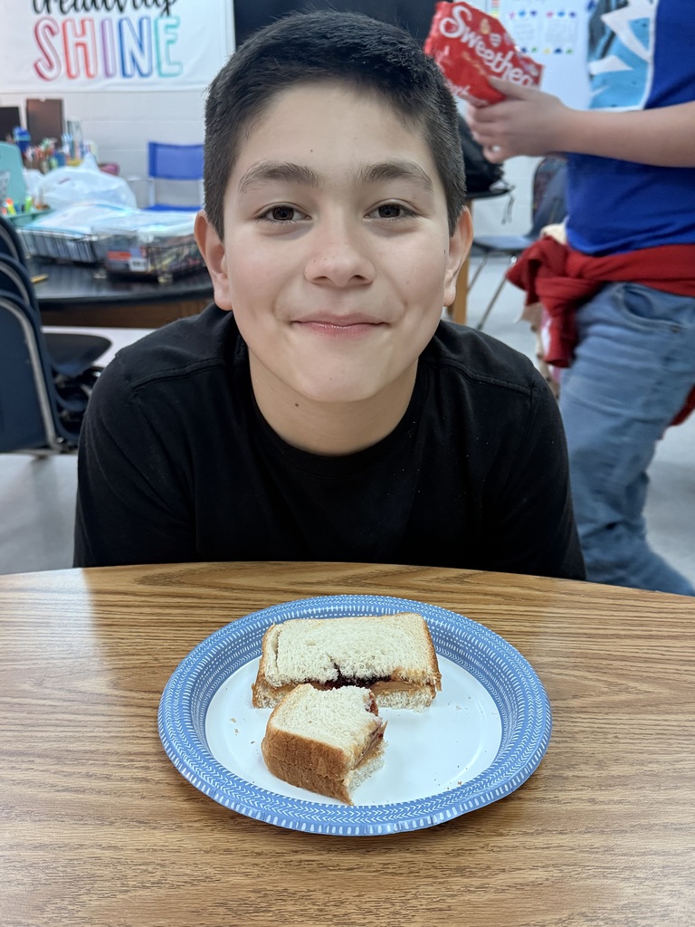 students eating pb&js