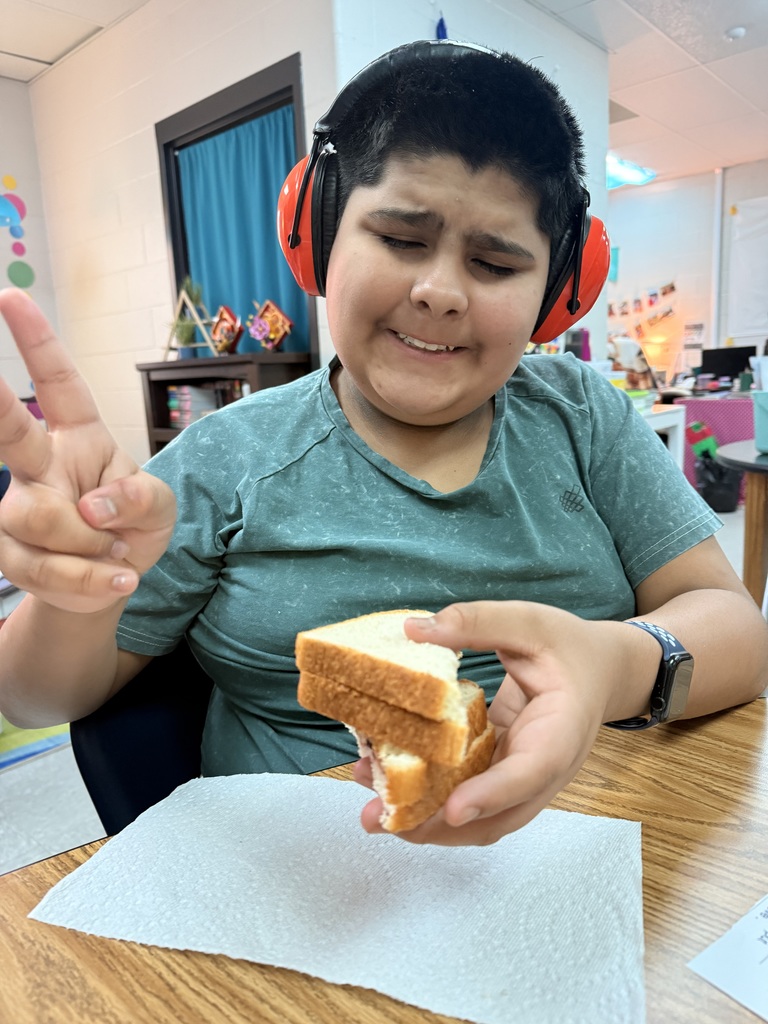 students eating pb&js