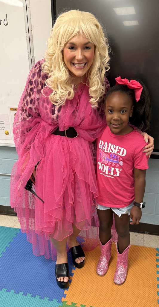 Dolly dropped in today to take some pictures with our Wildcats! Happy 9-2-5!
