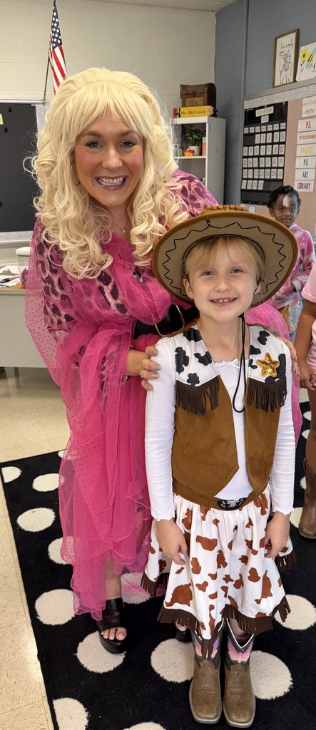 Dolly dropped in today to take some pictures with our Wildcats! Happy 9-2-5!