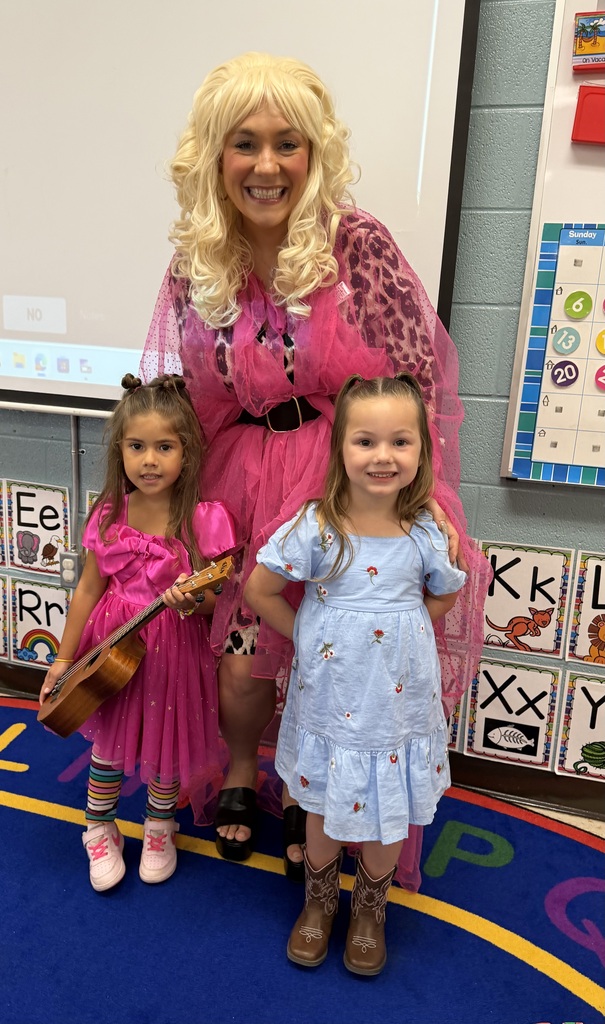 Dolly dropped in today to take some pictures with our Wildcats! Happy 9-2-5!