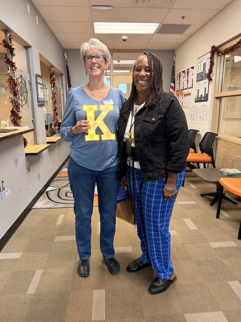 Kim receiving a volunteer award