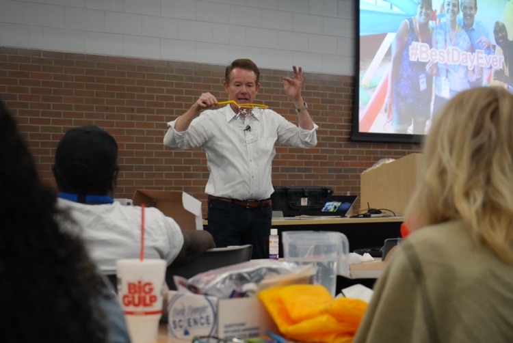 Steve Spangler teaching fluid dynamics. 