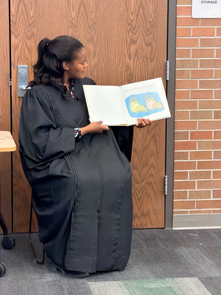 Magistrate Janey J. Lamar reading to students at Jerome. 