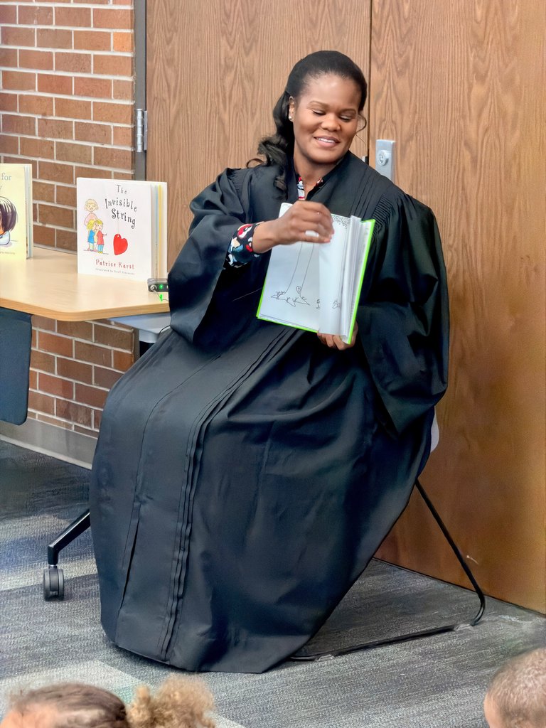 Magistrate Janey J. Lamar reading the book The Giving Tree to Jerome students.