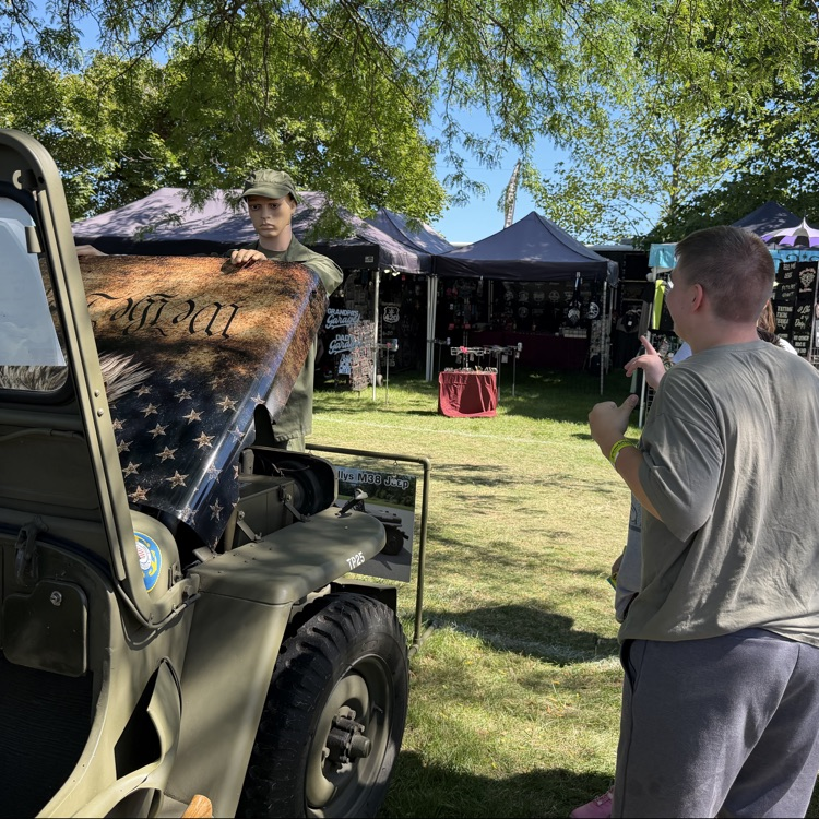 Mllet students at car show