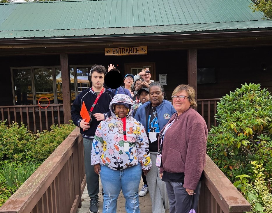 Group photo of class in front of zoo entrance.