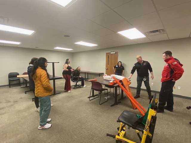 3 MMR professionals and 4 students are talking about how do different types of splinting