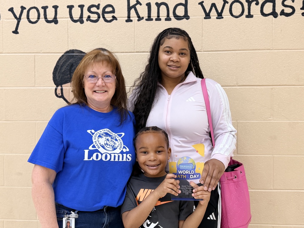 Loomis student poses with mom, teacher