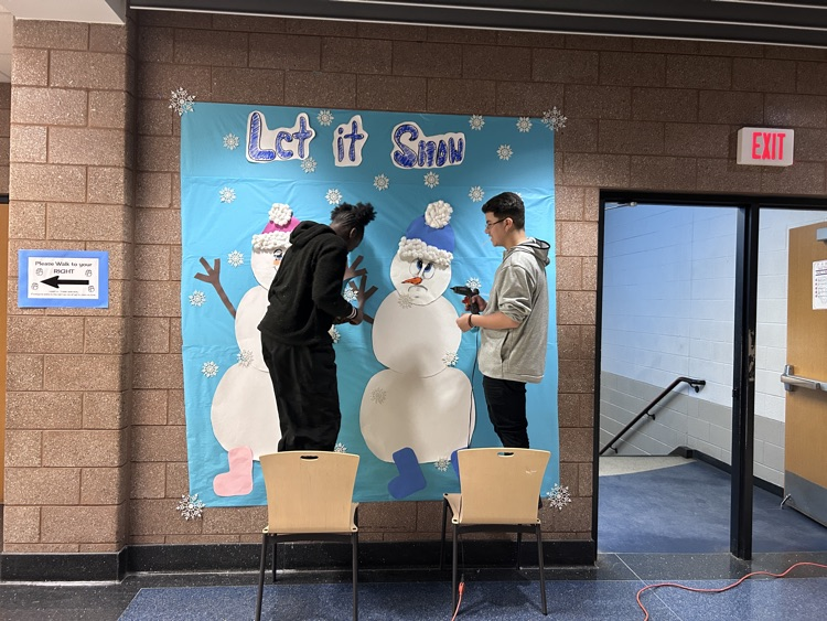 TMS Students put up Winter Decorations