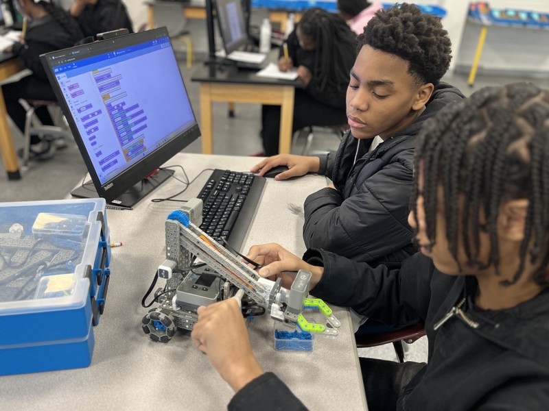 Saginaw Middle School students in robotics lab