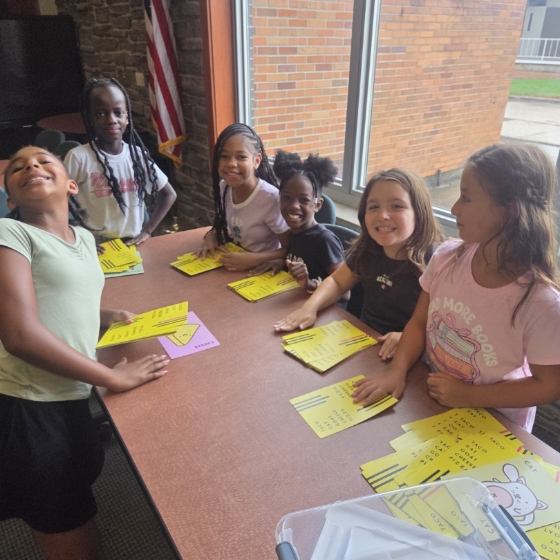 6 girls play card game