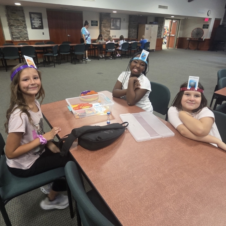 3 girls play Headbanz