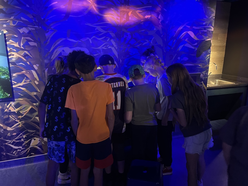 students at aquarium