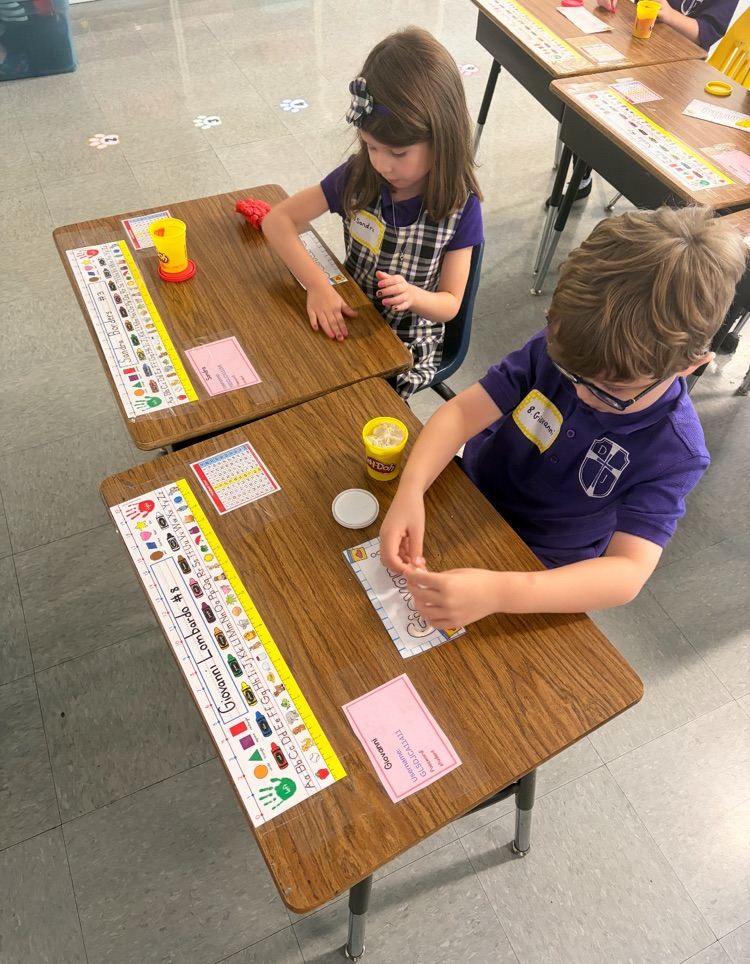 kindergarten doing Play-Doh