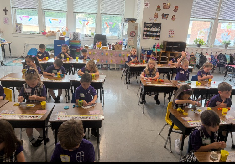 kindergarten doing Play-Doh