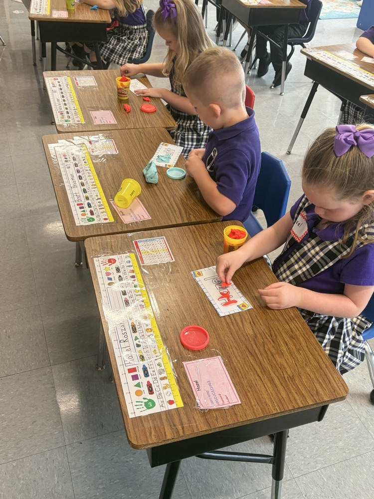 kindergarten doing Play-Doh