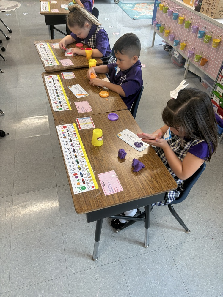 kindergarten doing Play-Doh 