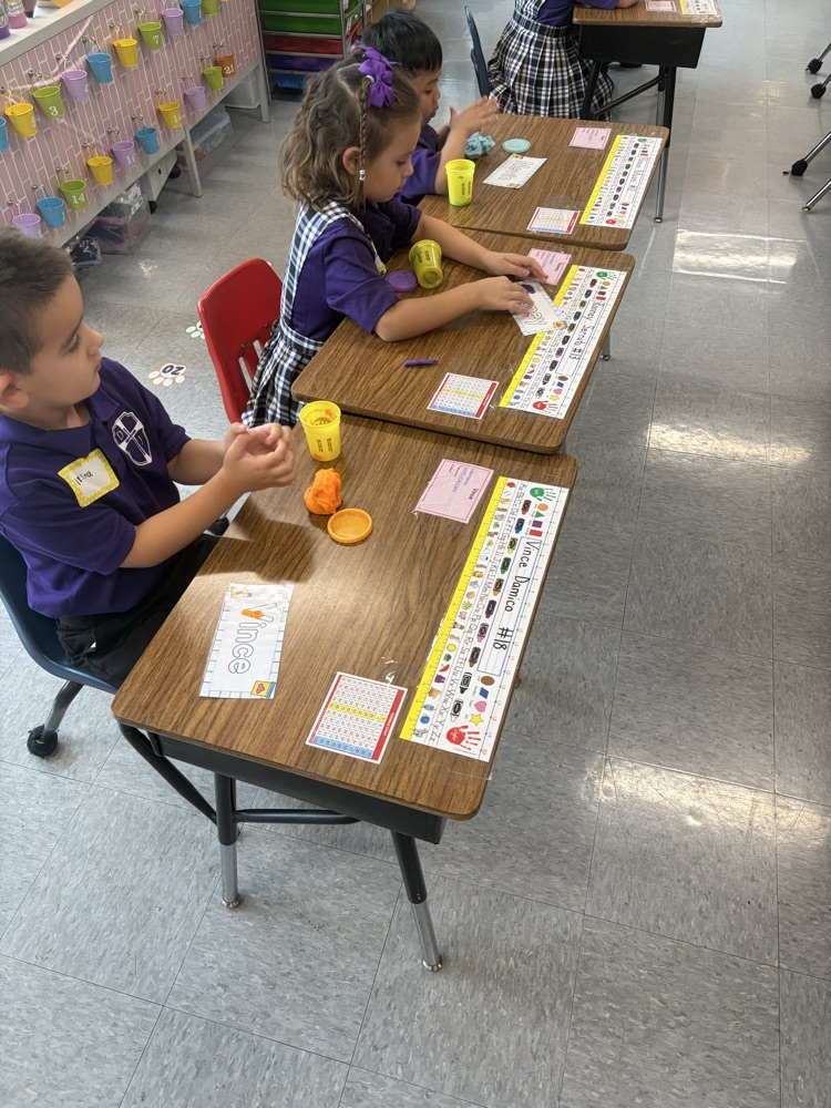 Kindergarten doing Play-Doh