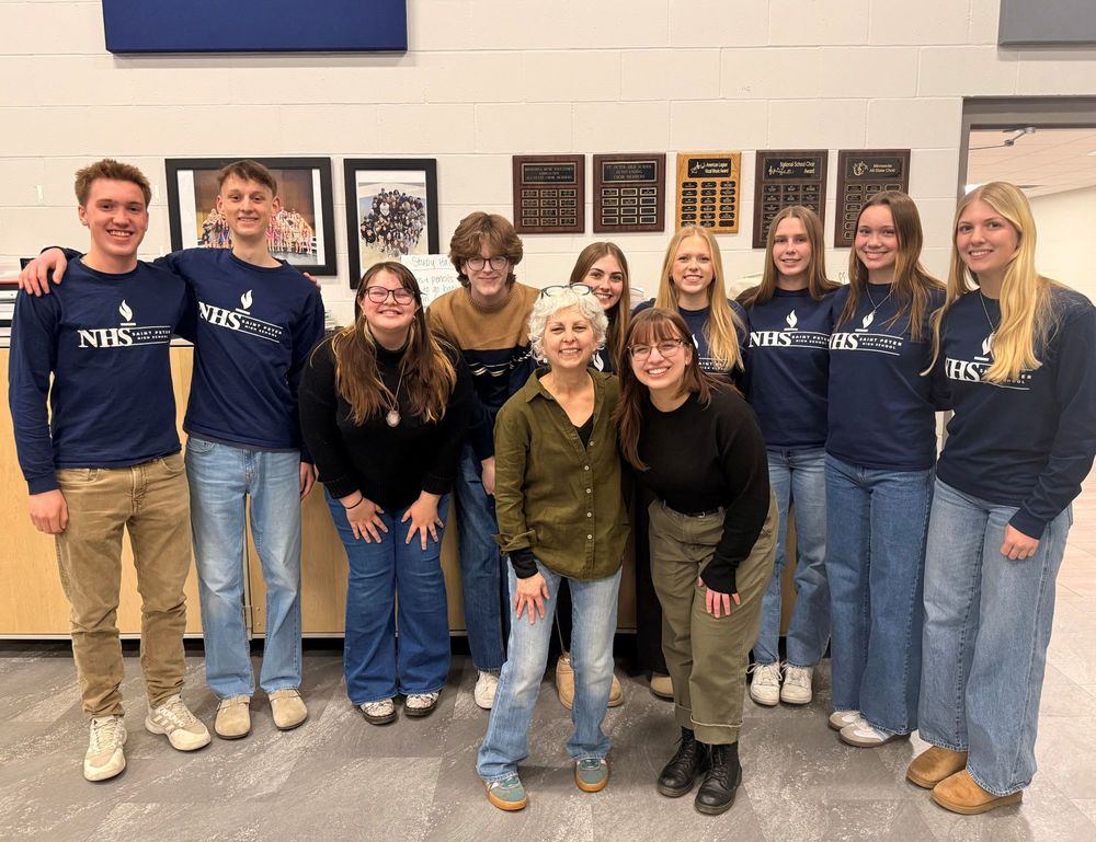 Author Kate DiCamillo and SPHS NHS members