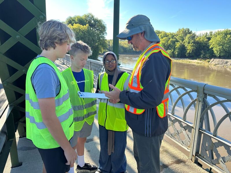 SPHS 9th graders testing MN River waters