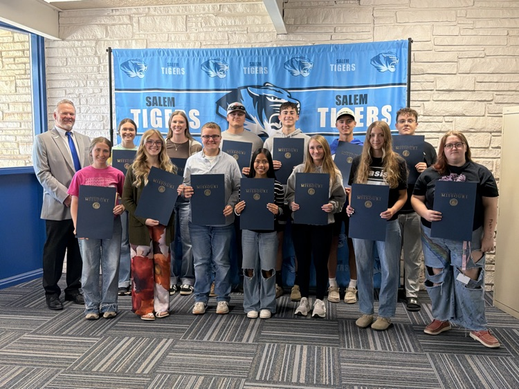 picture of students with award