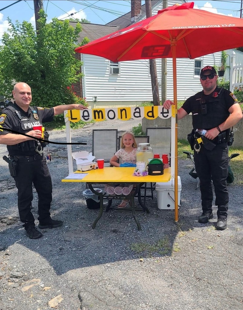 picture of officers at lemonade stand