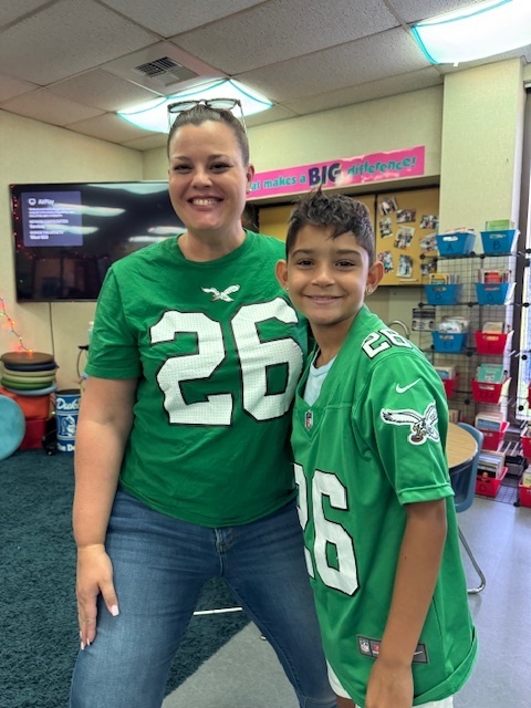 @TracyKehm showing @Eagles spirit @MrsWiedsClasses 