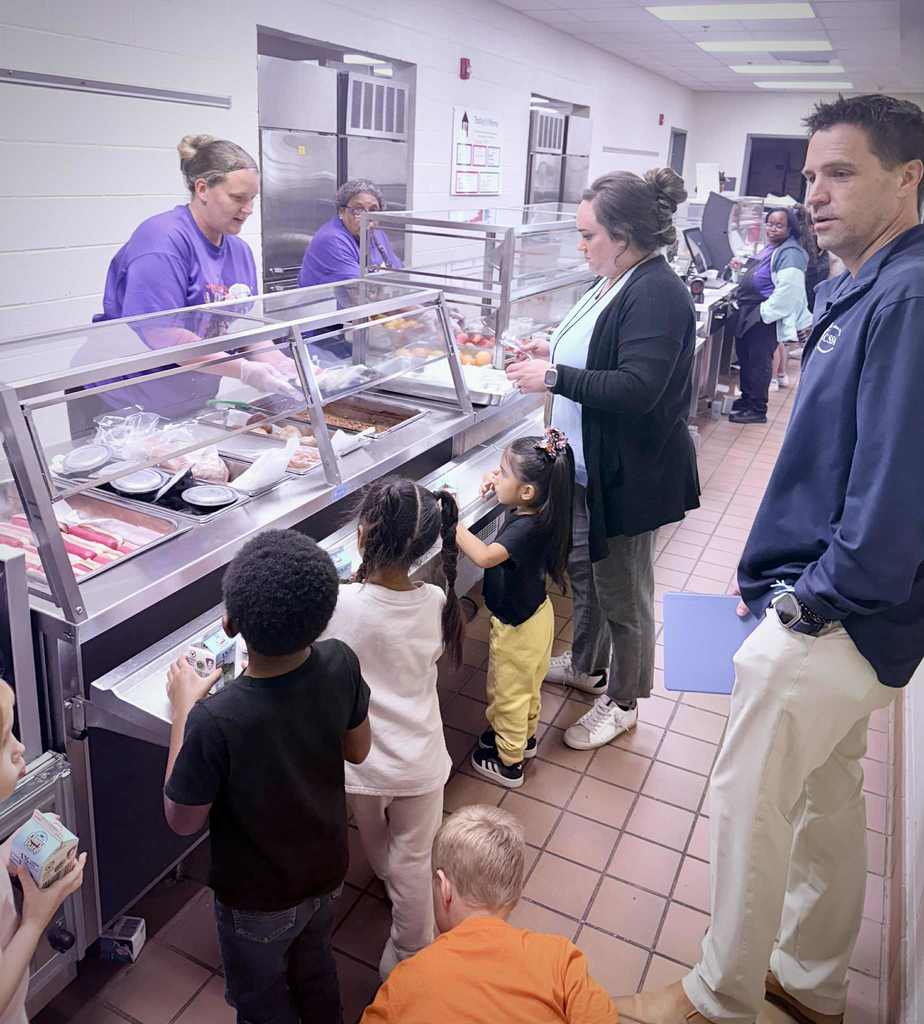 Dr. King eats lunch with PreK