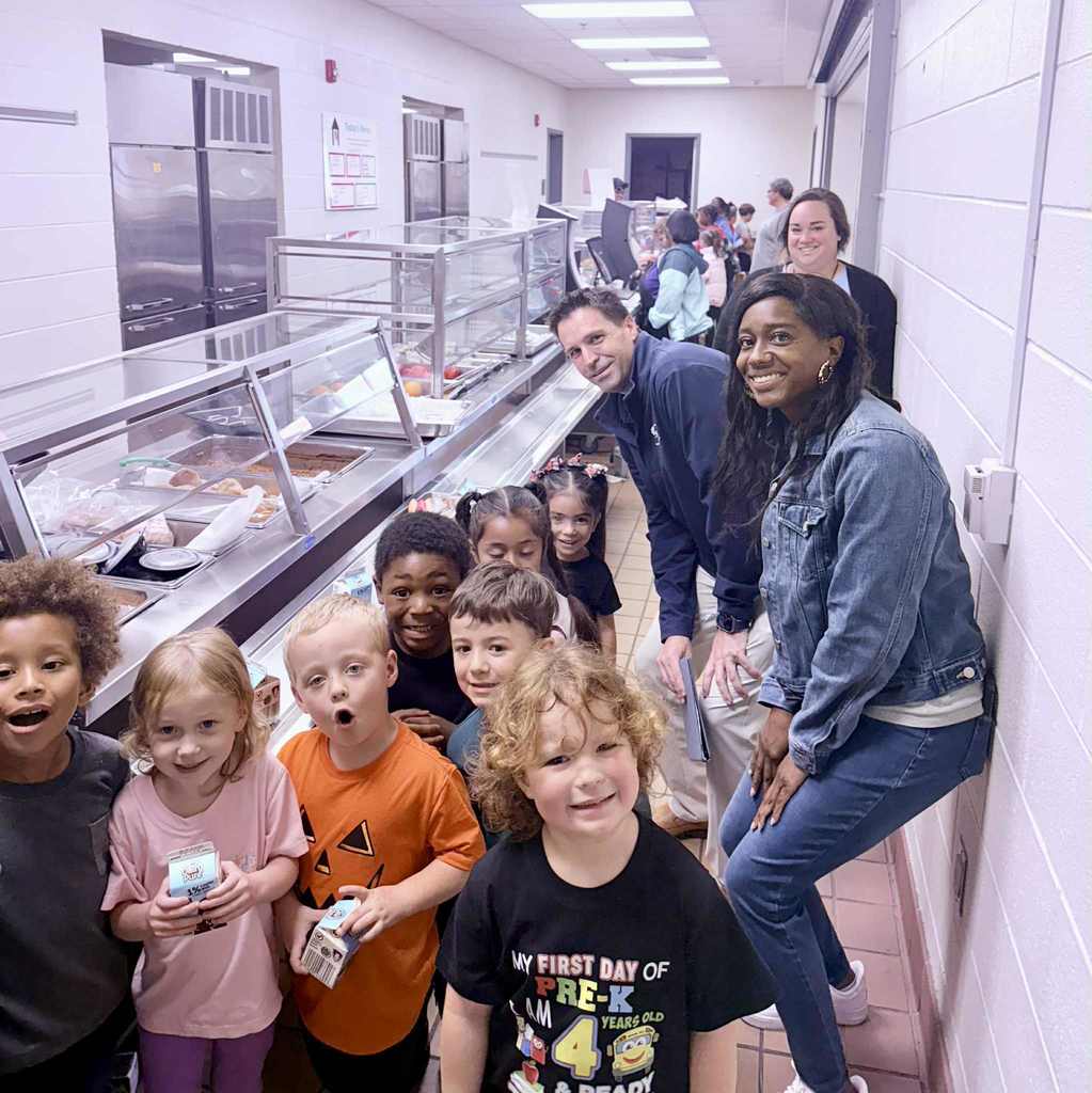 Dr. King eats lunch with PreK