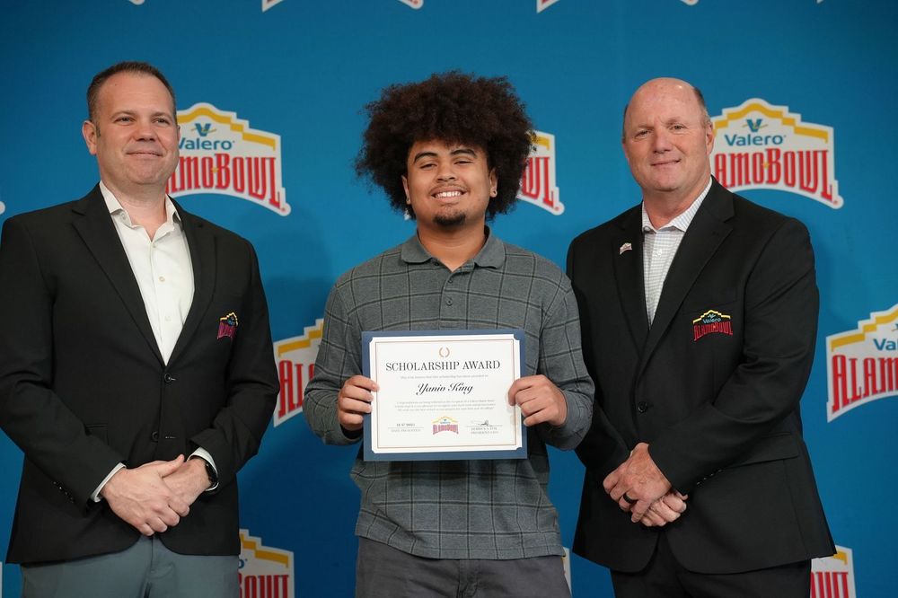 Yaniv receiving award