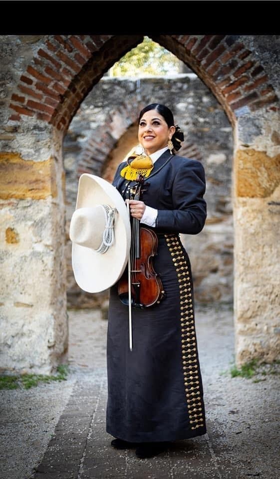 Rhonda García is a trailblazing mariachi singer, violinist, and educator originally from McAllen, Texas. The first woman to join Mariachi Los Caporales, she has performed with leading groups and on national stages. A proud advocate for women in mariachi, she has taught for 28 years in SAISD and is now in her 3rd year at Harris Middle School, where she begins her first year as Head Director.