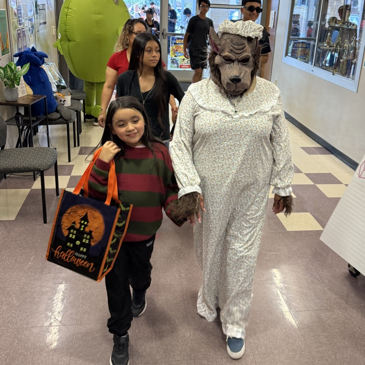 Guests arrive to Treat & Read.