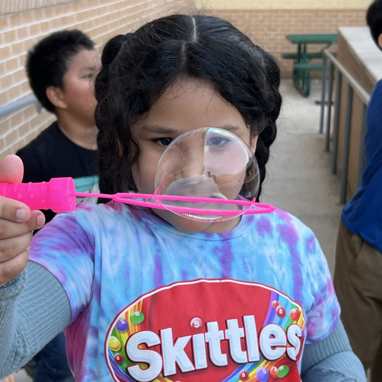 Students play with bubbles 