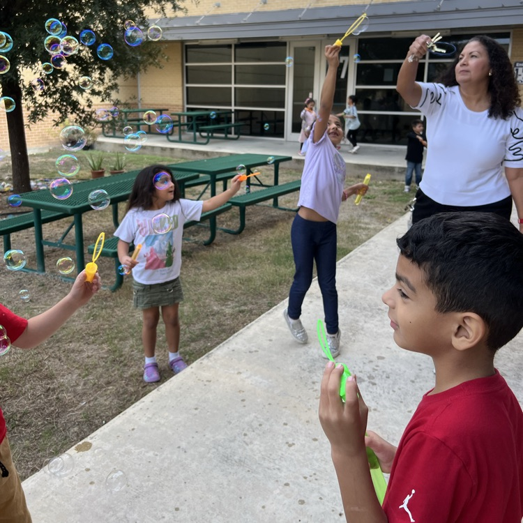 Students play with bubbles 