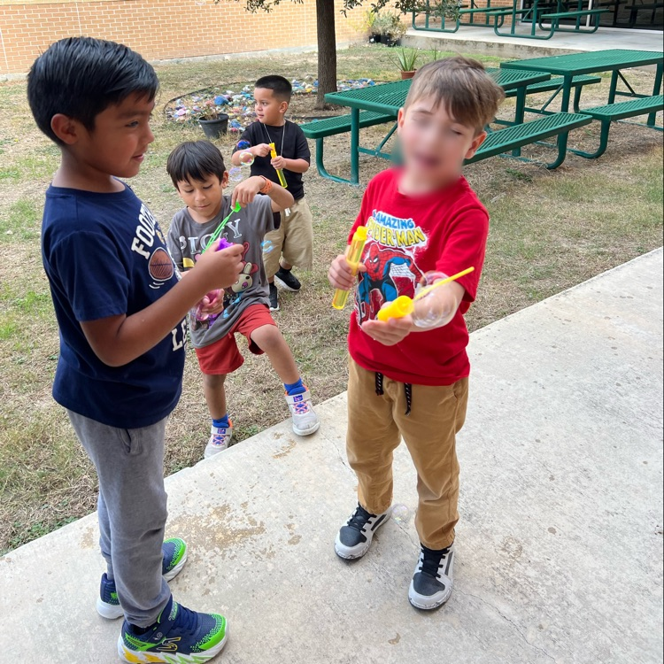 Students play with bubbles 