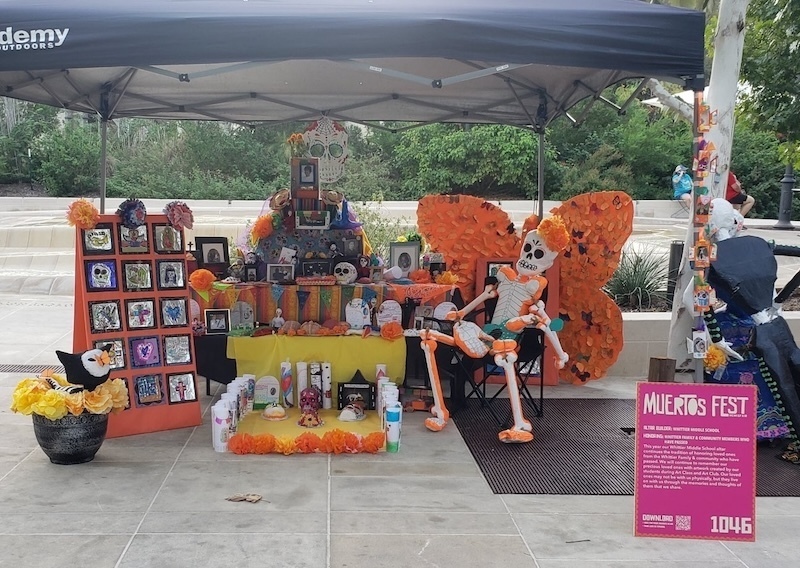Whittier ofrenda under tent