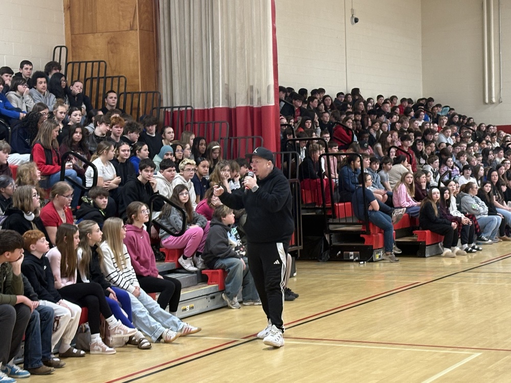 Youth health advocate Robb Holla visited Sanford Middle School last Friday to speak with 6th and 7th graders about the very real dangers of vaping. Known for his ability to connect with young audiences across North America, Holla brought his signature blend of straight talk, humor, and hard-hitting facts to engage students on one of today's most pressing health issues. Principal Joe Mastraccio was enthusiastic about the visit: "We are excited to share an impactful visit from our guest speaker this past Friday! Robb's message was empowering and aimed to help students realize the power they have to be healthy, successful and happy. We are incredibly grateful to Robb for taking the time to speak with our students and for sharing such an important and motivating message. His words truly make an impact!" Holla, who has dedicated his career to empowering teens to make smart, independent choices, drew on real stories to drive his message home. His presentation covered the science behind why developing brains are especially vulnerable to nicotine addiction, how vaping restricts blood flow and hurts athletic performance, and why products marketed as "safe alternatives" are anything but — producing harmful aerosol particles and metals rather than harmless vapor.  Throughout, Holla kept the focus on empowering students to think for themselves. "I'm not here to scare you or give you one little answer," he told students. "I want you to make it your own mind, your own life." Holla also reminded students that help is available and free. Those looking to quit can text DITCH VAPE to 88709 for confidential, research-backed support shown to increase quit rates significantly. Parents are encouraged to keep the conversation going at home. Ask your child what resonated with them, and remind them that trusted adults — whether a parent, teacher, nurse, or counselor — are always there to help