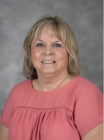 Continuing to recognize our retiring staff... Congratulations to Kathleen Spencer on her retirement after years of service as an Educational Technician I in Literacy! Throughout her time with Sanford schools, Kathleen has dedicated herself to supporting student learning and literacy development. Thank you for your commitment! 📚
