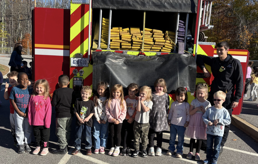 🚒 Special Visitors at Margaret Chase Smith Elementary! 🚒 Our Kindergarten and Pre-K students had a blast learning about fire safety from the Sanford Fire Department. The kids learned important skills like "stop, drop, and roll" and what to do when they hear a smoke alarm. The highlight? Getting up close to see the firefighters' gear and explore a real fire truck! A huge thank you to our local firefighters for making safety education so fun and memorable for our youngest students. 🔥👨🚒