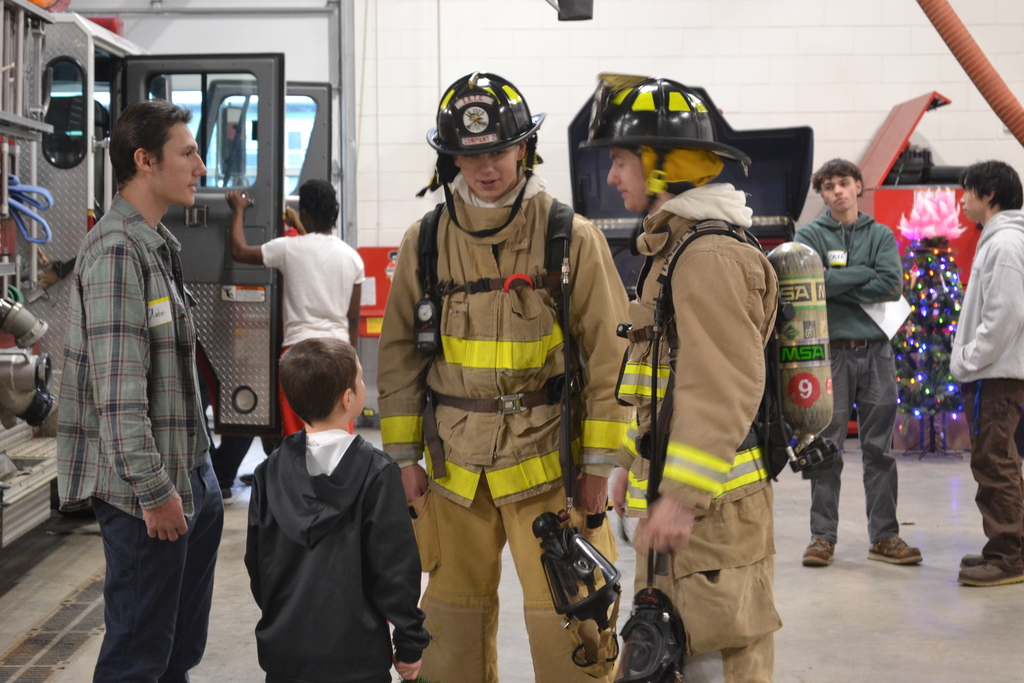SRTC SkillsUSA students did an amazing job hosting students from Carl J. Lamb Elementary School for its annual STARS Holiday Party last Friday!