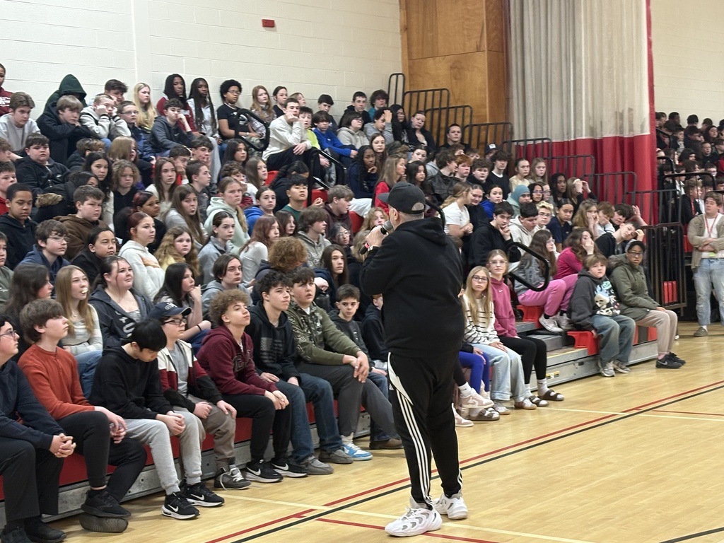 A huge thank you to nationally recognized youth advocate Rob Holla for visiting Sanford Middle School this morning and speaking with our 6th and 7th graders! 🙌 Rob delivered a powerful and age-appropriate presentation on the serious health risks of vaping and e-cigarette use, and the importance of making smart, healthy choices