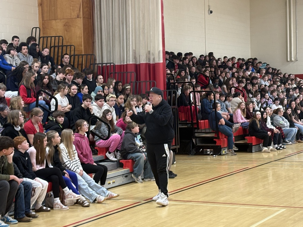 A huge thank you to nationally recognized youth advocate Rob Holla for visiting Sanford Middle School this morning and speaking with our 6th and 7th graders! 🙌 Rob delivered a powerful and age-appropriate presentation on the serious health risks of vaping and e-cigarette use, and the importance of making smart, healthy choices