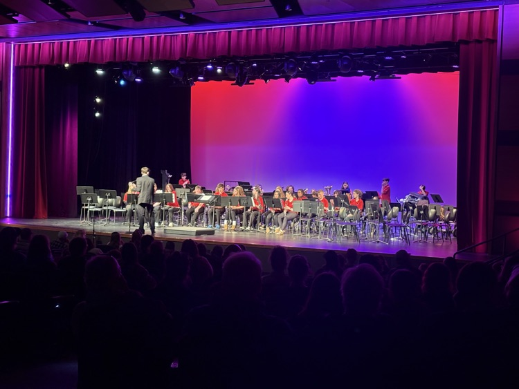 It's a packed house at the Performing Arts Center for Sanford Middle School's Spring Concert!