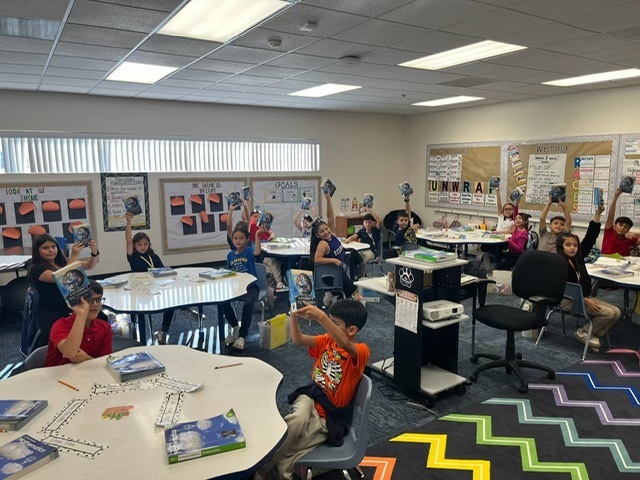 Rio Rico Rotary passes out dictionaries to 3rd graders at SCV35