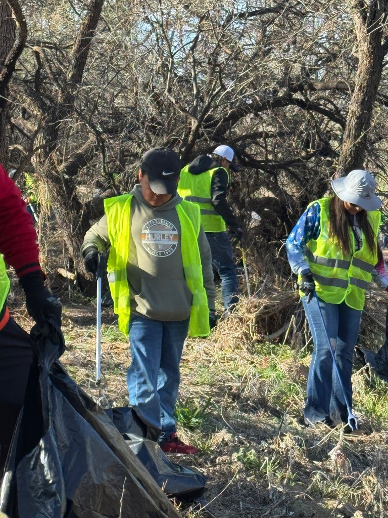 FBLA saturday cleanup at river