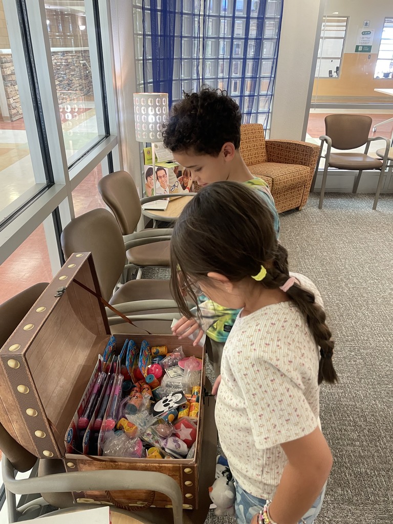 kids lokig at the treasure