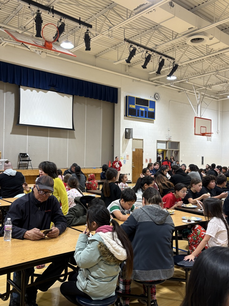 picture of the whole gym and community that attended the dinner 