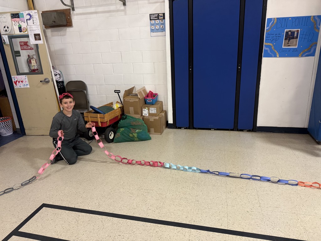 A student posing with their 1,000 link chain